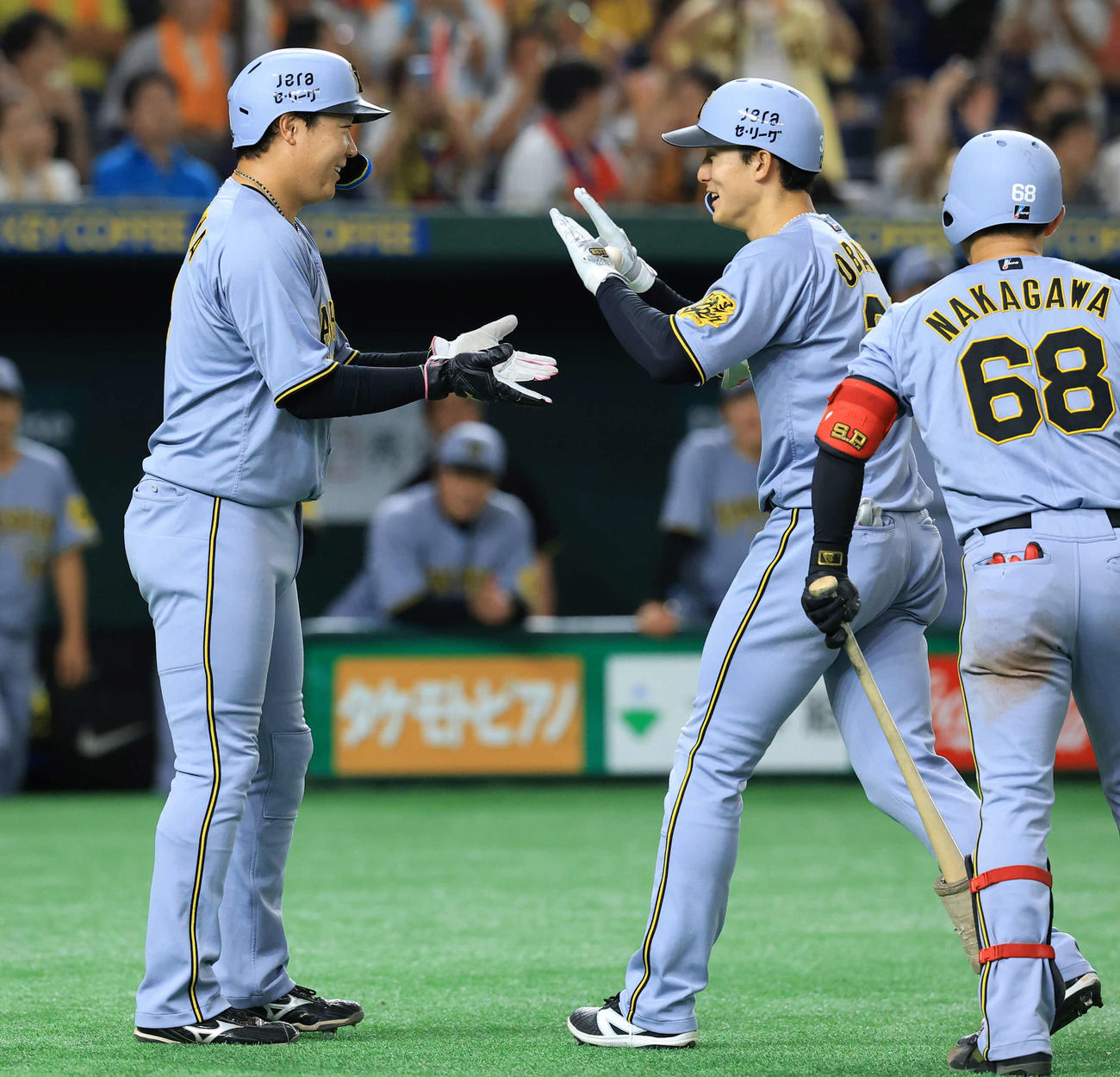 巨人対阪神　3回表阪神1死一塁、小幡（右）は2点本塁打を放ち笑顔で大山とハイタッチ（撮影・浅見桂子）