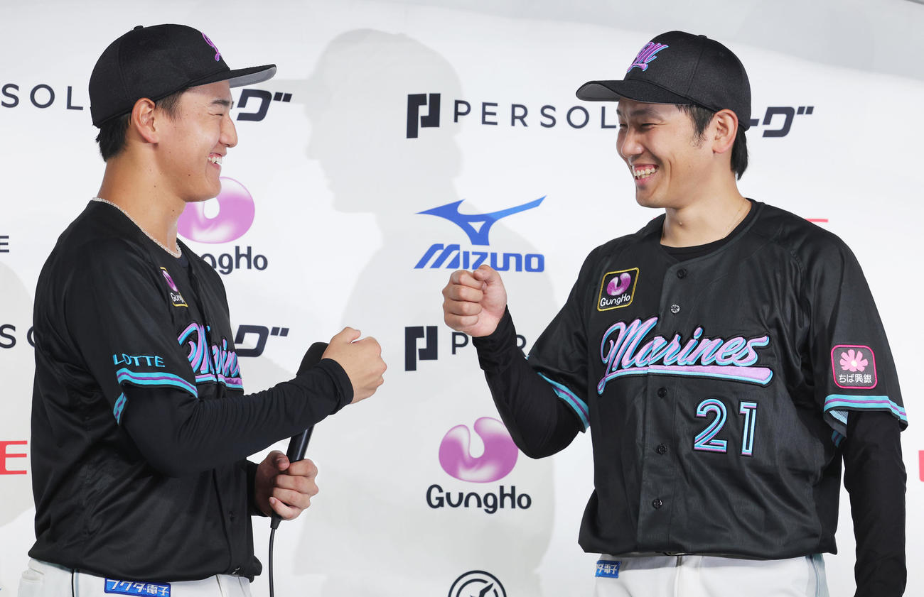 ロッテ対オリックス　勝利を喜ぶロッテ西川（左）と石川柊（撮影・野上伸悟）