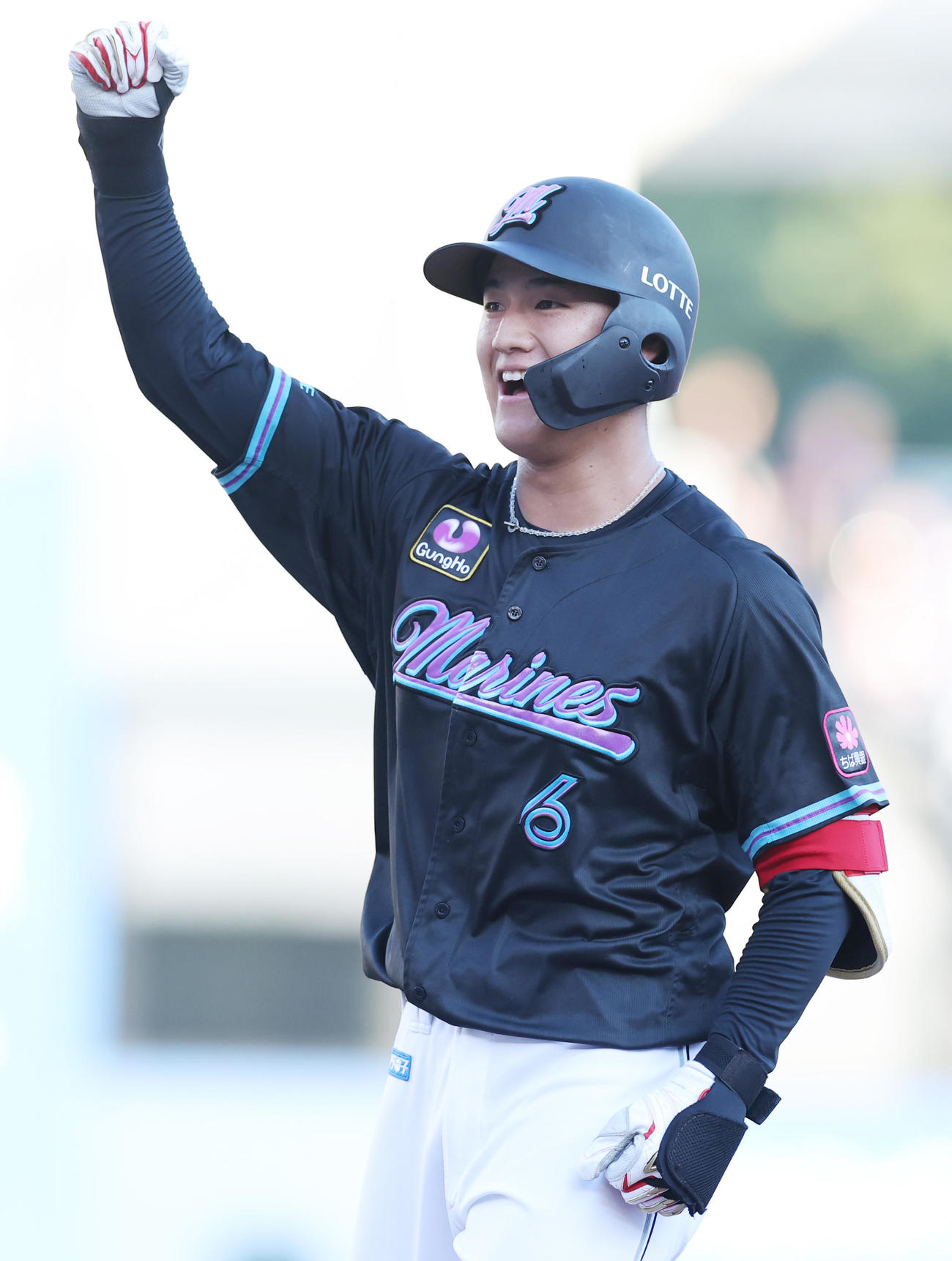 ロッテ対オリックス　2回裏ロッテ2死一、二塁、左前先制適時打を放ち喜ぶ西川（撮影・野上伸悟）