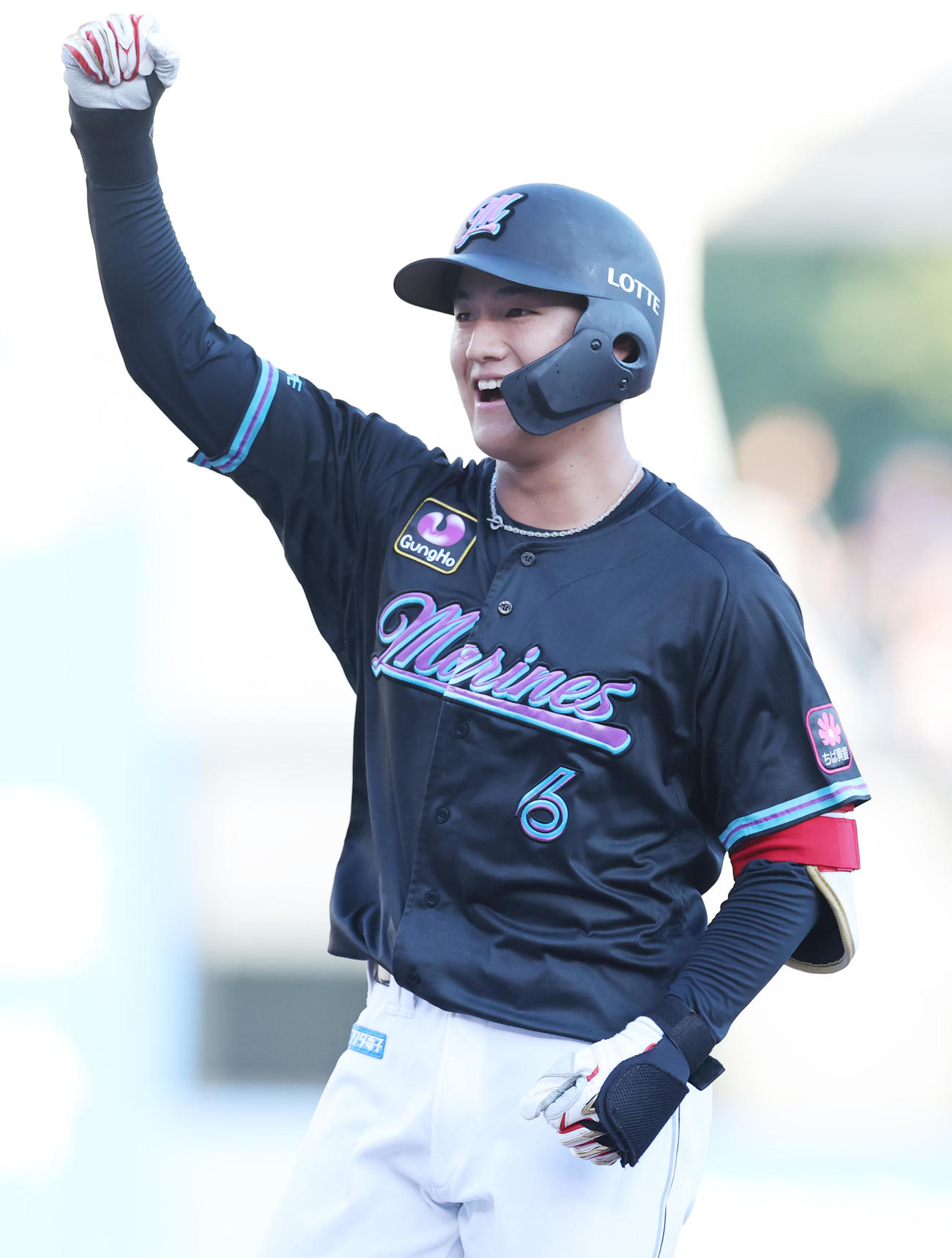 ロッテ対オリックス　2回裏ロッテ2死一、二塁、左前先制適時打を放ち喜ぶ西川（撮影・野上伸悟）