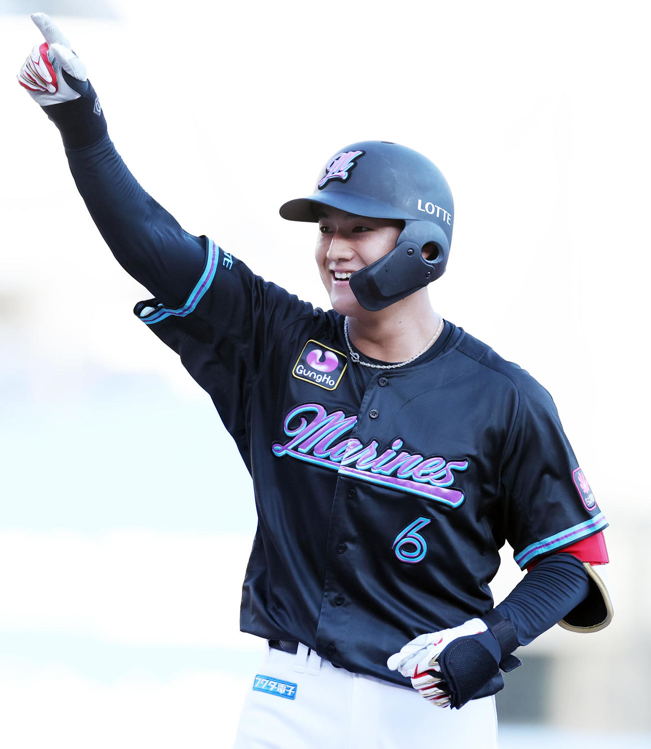 ロッテ対オリックス　2回裏ロッテ2死一、二塁、左前先制適時打を放ち喜ぶ西川（撮影・野上伸悟）