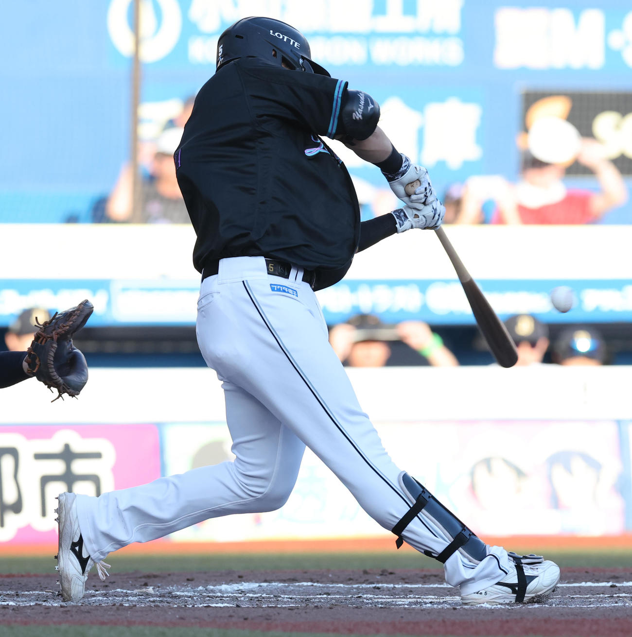 ロッテ対オリックス　2回裏ロッテ2死一、二塁、中前適時打を放つ安田（撮影・野上伸悟）