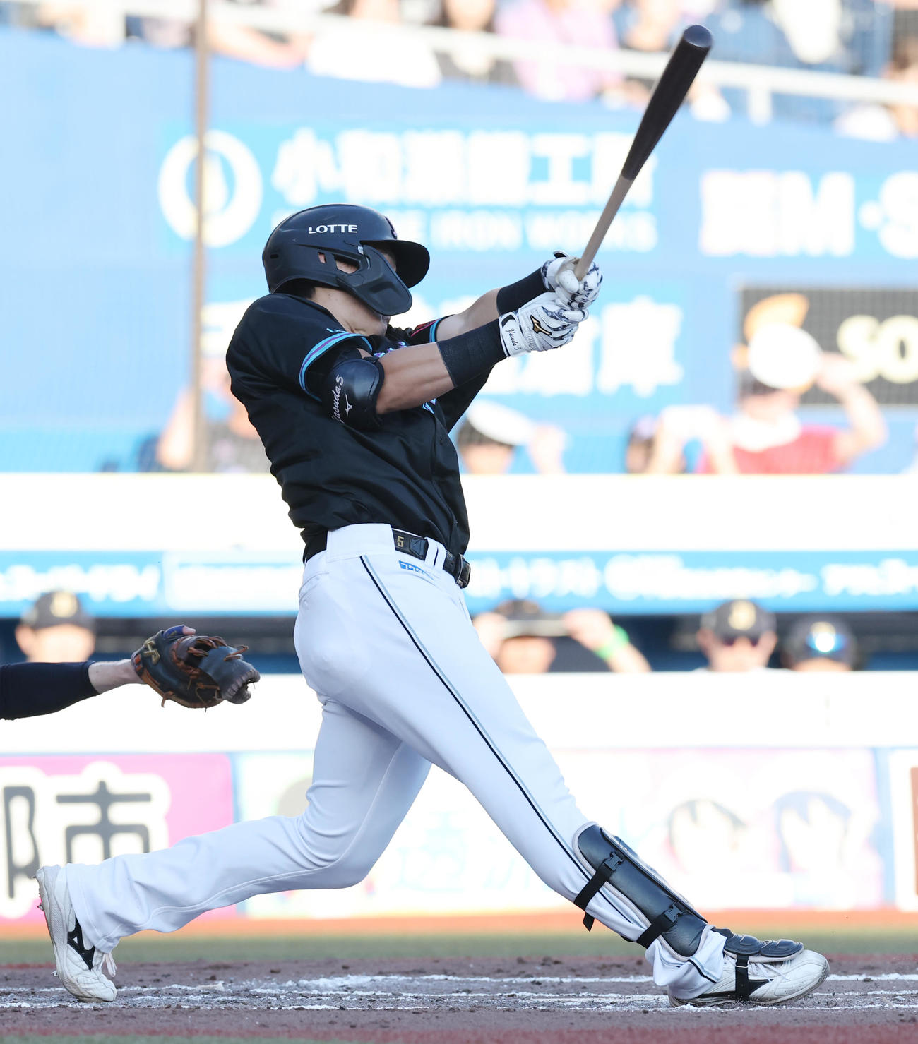 ロッテ対オリックス　2回裏ロッテ2死一、二塁、中前適時打を放つ安田（撮影・野上伸悟）