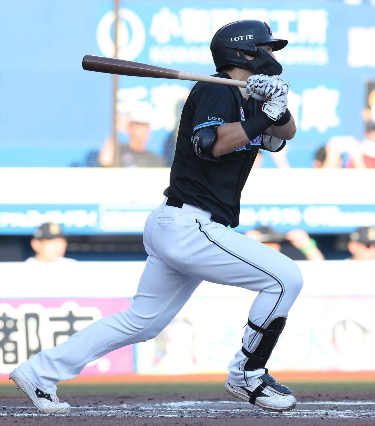 ロッテ対オリックス　2回裏ロッテ2死一、二塁、中前適時打を放つ安田（撮影・野上伸悟）