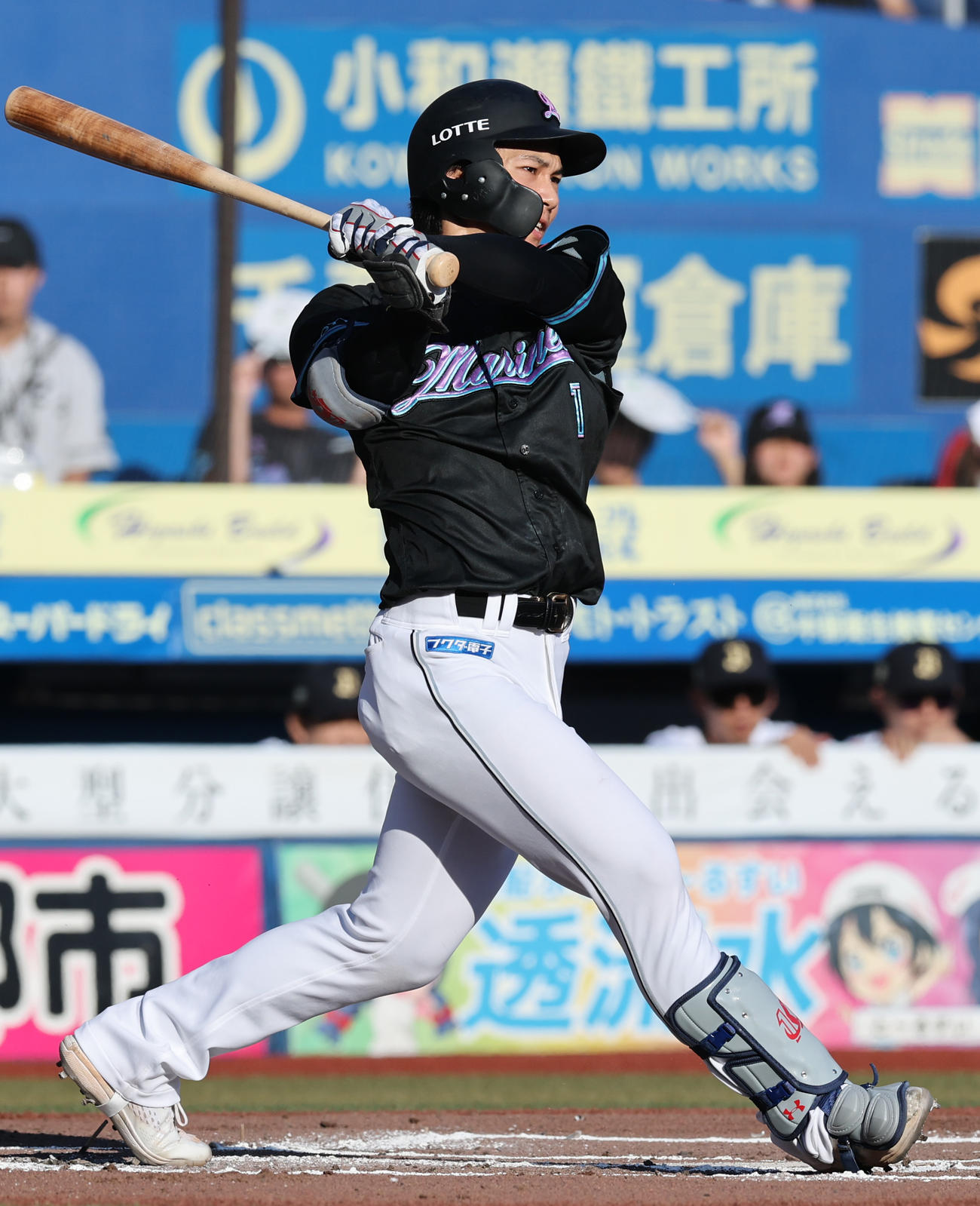 ロッテ対オリックス　1回裏ロッテ無死、右前打を放つ藤原（撮影・野上伸悟）
