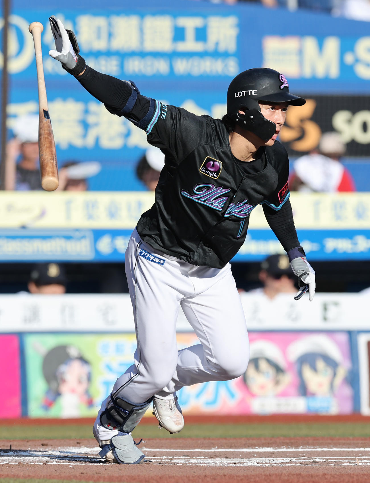 ロッテ対オリックス　1回裏ロッテ無死、右前打を放つ藤原（撮影・野上伸悟）