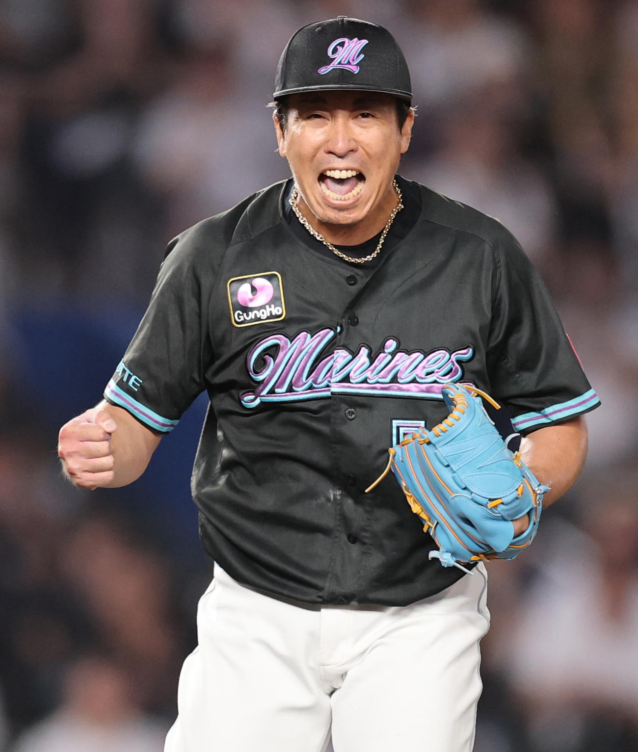ロッテ対オリックス　9回表を抑えガッツポーズで喜ぶロッテ益田（撮影・野上伸悟）