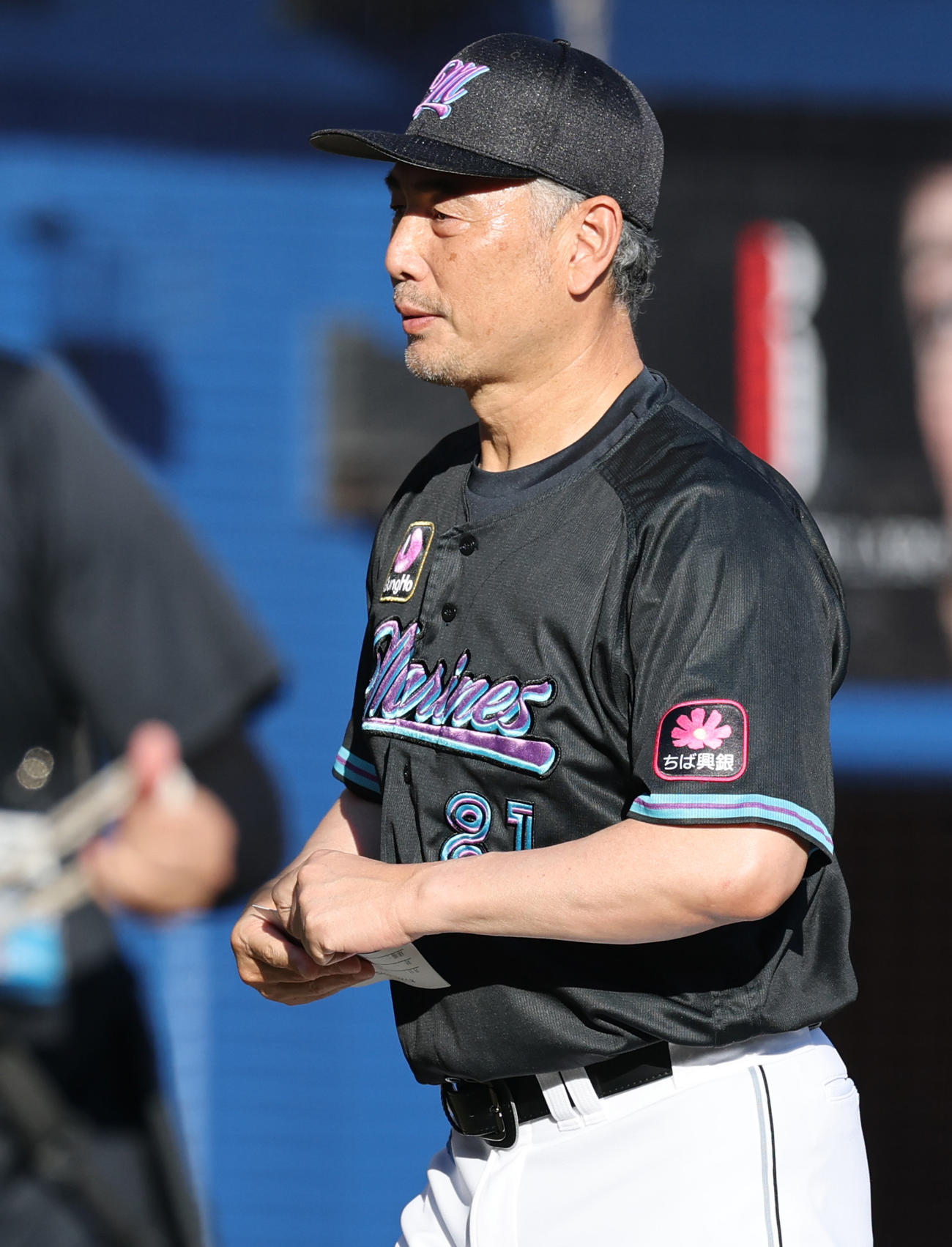 ロッテ対オリックス　メンバー表の最終確認を行うロッテ吉井監督（撮影・野上伸悟）