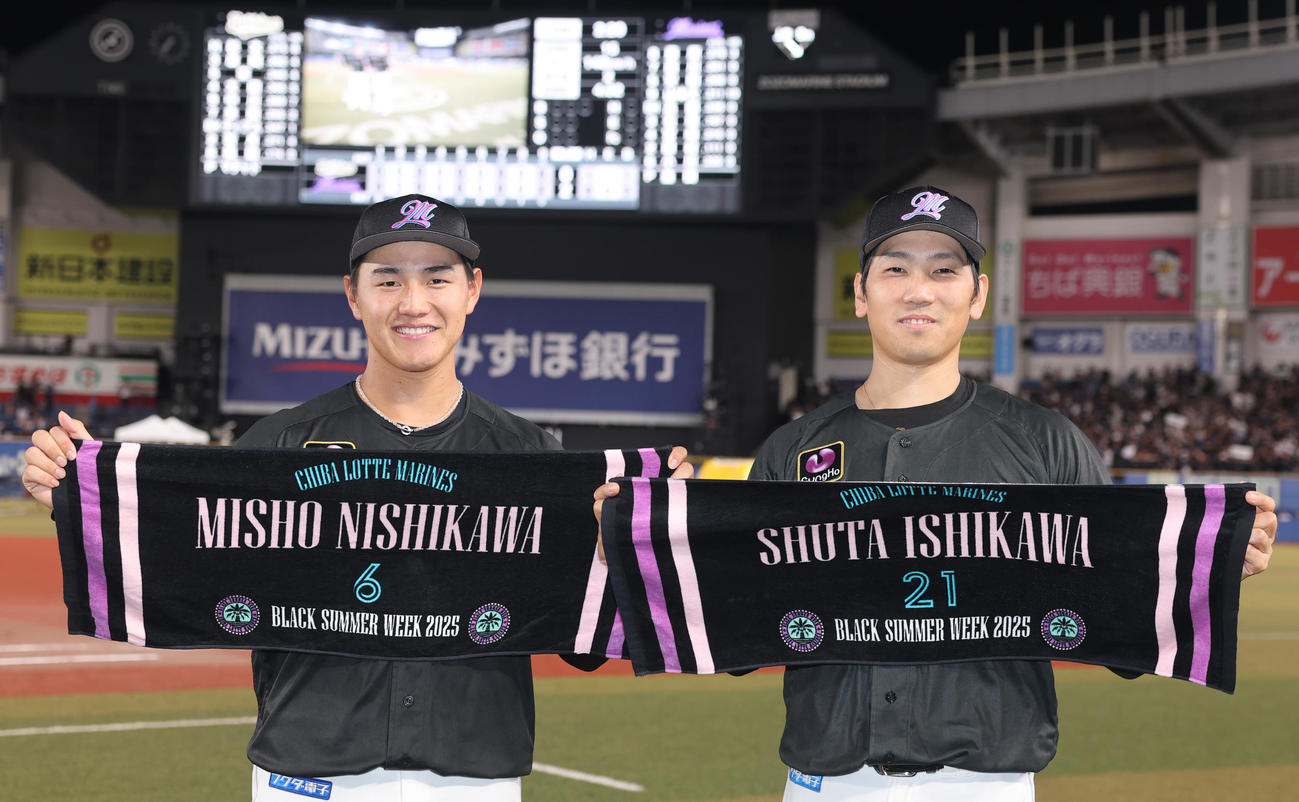 ロッテ対オリックス　勝利を喜ぶロッテ西川（左）と石川柊（撮影・野上伸悟）