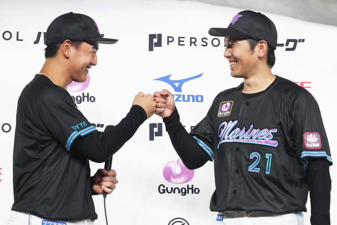 ロッテ対オリックス　勝利を喜ぶロッテ西川（左）と石川柊（撮影・野上伸悟）