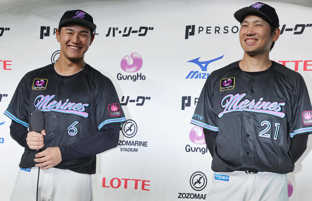 ロッテ対オリックス　勝利を喜ぶロッテ西川（左）と石川柊（撮影・野上伸悟）