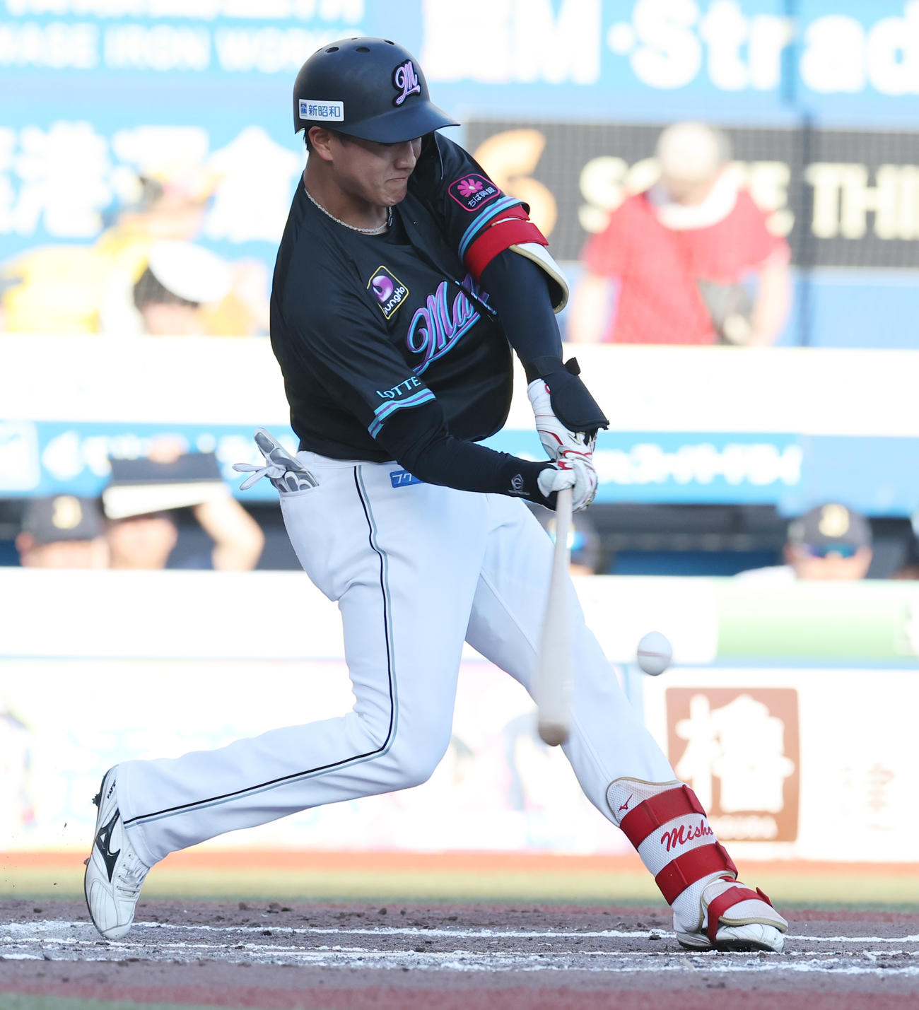 ロッテ対オリックス　2回裏ロッテ2死一、二塁、左前先制適時打を放つ西川（撮影・野上伸悟）