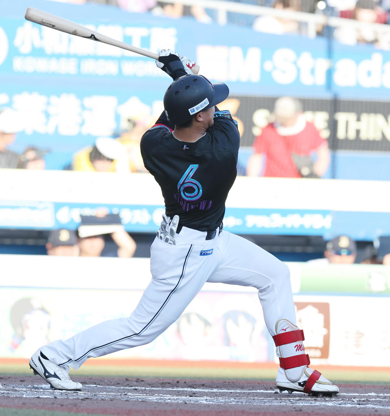 ロッテ対オリックス　2回裏ロッテ2死一、二塁、左前先制適時打を放つ西川（撮影・野上伸悟）