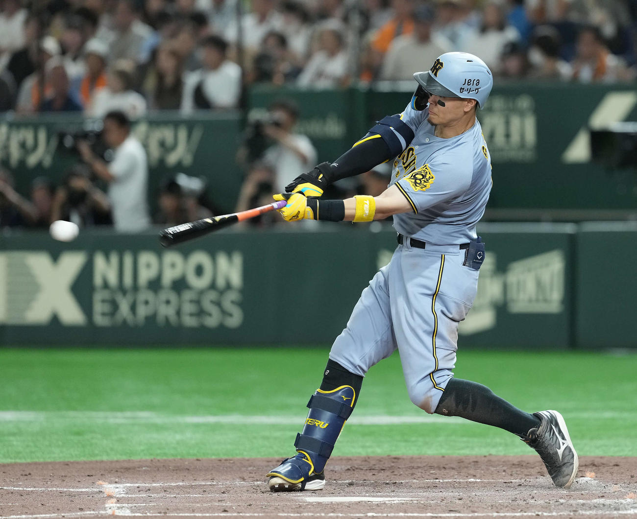 巨人対阪神　5回表阪神無死、右前打を放つ佐藤輝（撮影・たえ見朱実）