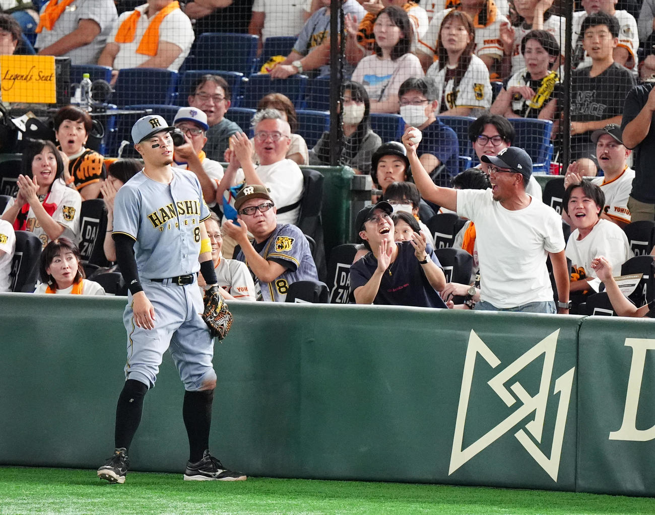 巨人対阪神　8回裏巨人2死一塁、中山のファウルを三塁手佐藤輝が追いかけるも客席に飛び込みファンが捕球する（撮影・清水貴仁）