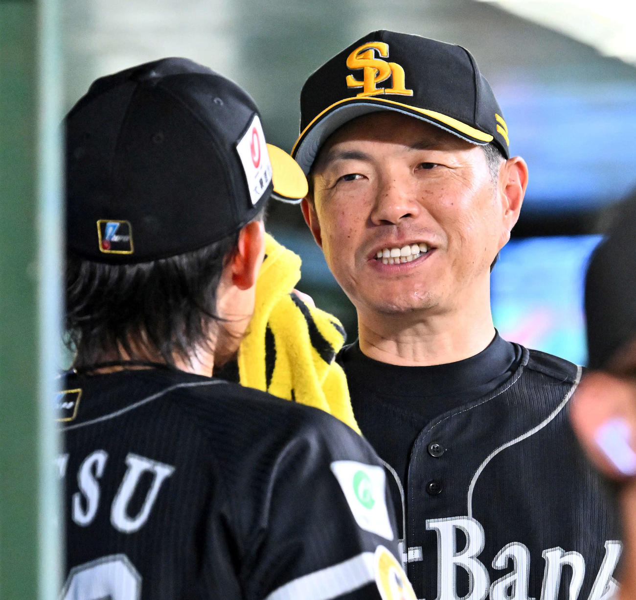 西武対ソフトバンク　6回裏を投げ終えたソフトバンク先発の大津（手前）と話す小久保監督（撮影・滝沢徹郎）