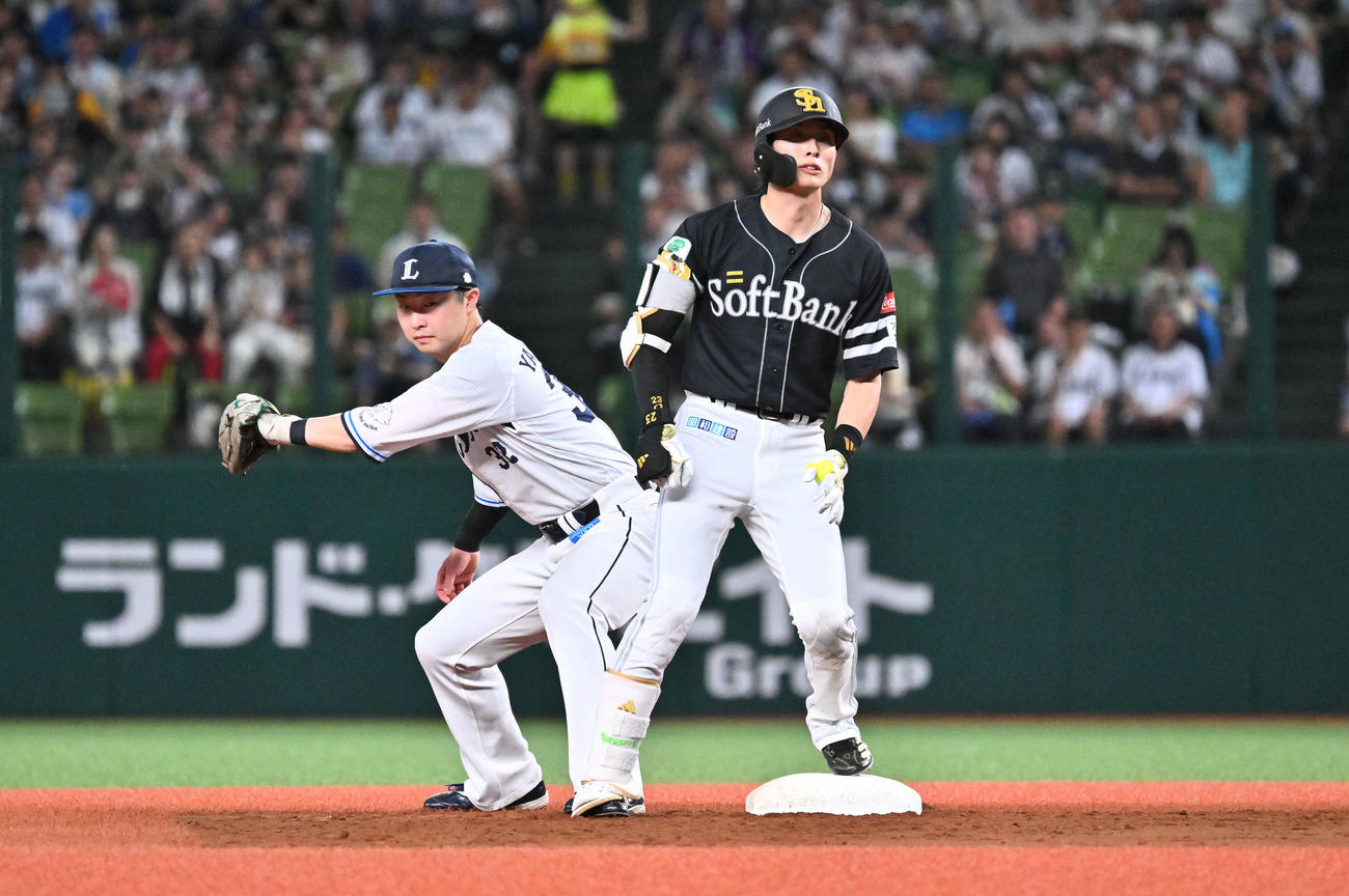 西武対ソフトバンク　4回表ソフトバンク1死、中前二塁打を放った周東（右）。二塁手山村（撮影・滝沢徹郎）