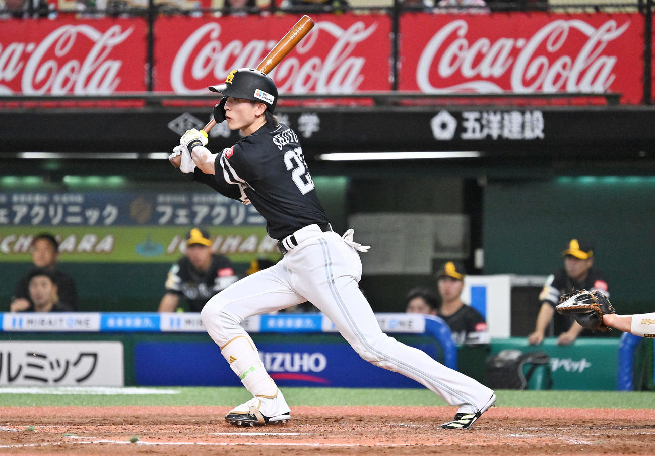 西武対ソフトバンク　4回表ソフトバンク1死、周東は中前二塁打を放つ（撮影・滝沢徹郎）