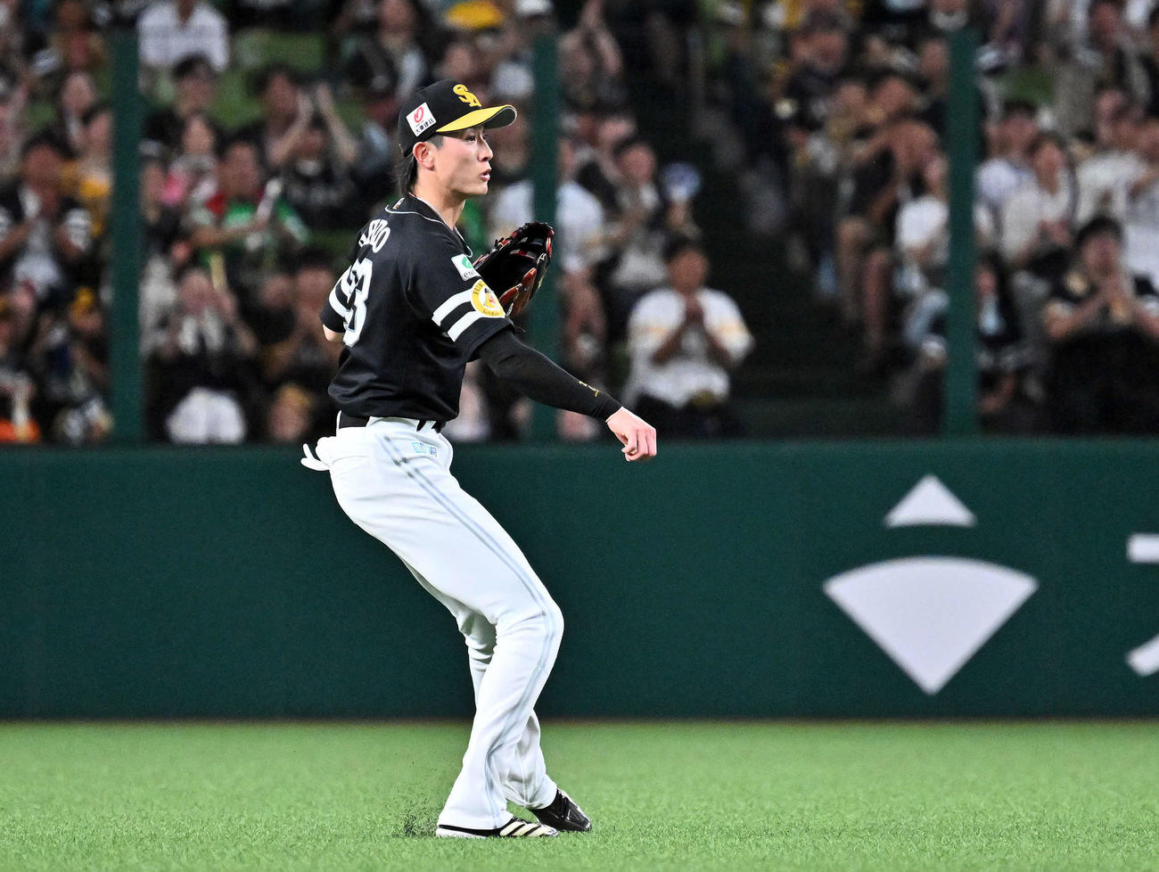 西武対ソフトバンク　3回裏西武1死一塁、西川の中飛を一塁へ好送球し併殺に仕留めた周東（撮影・滝沢徹郎）