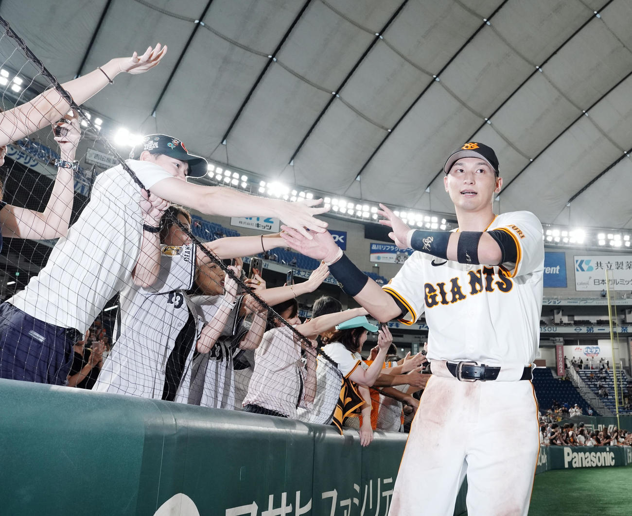 巨人対阪神　阪神に勝利しファンハイタッチする巨人吉川（撮影・たえ見朱実）