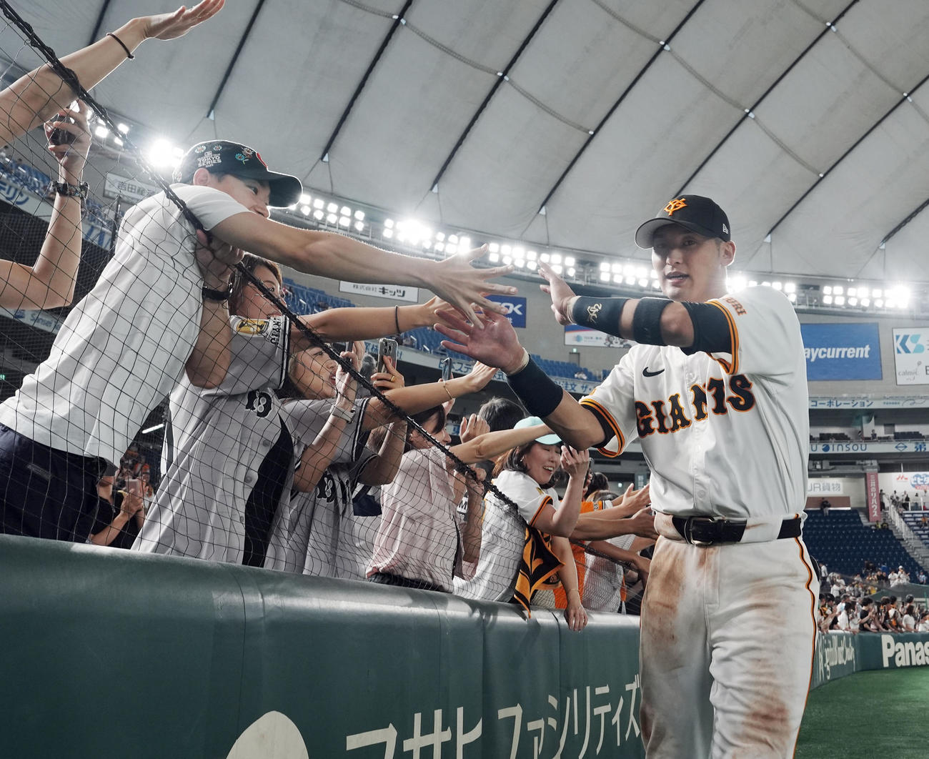 巨人対阪神　阪神に勝利しファンハイタッチする巨人吉川（撮影・たえ見朱実）