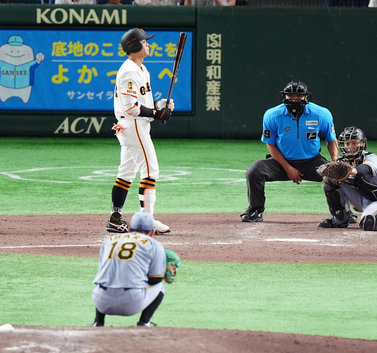 巨人対阪神　9回裏巨人2死一、二塁、打席で粘りをみせ、ボールを見極める佐々木。投手伊原（撮影・清水貴仁）