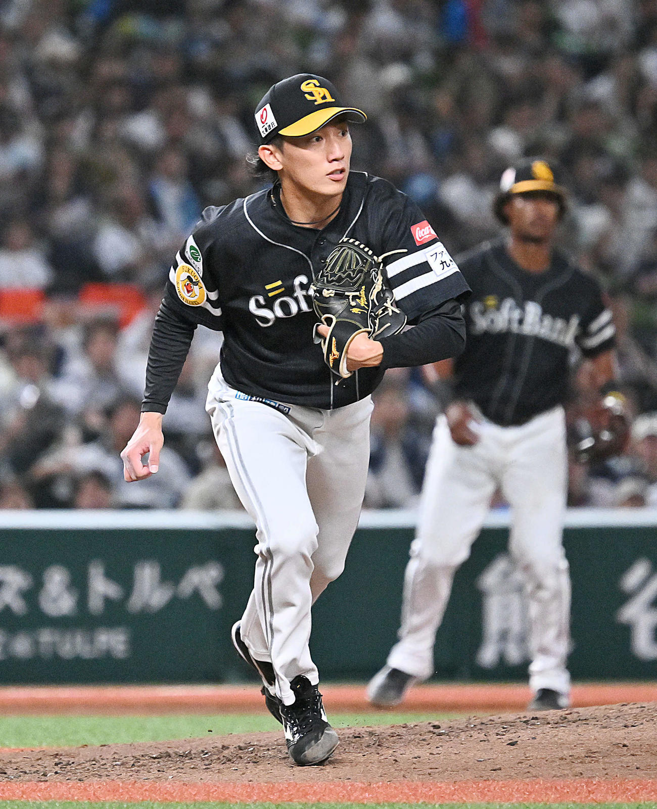 西武対ソフトバンク　5回裏西武2死、仲田を二ゴロに打ち取りベースカバーに向かう大津（撮影・滝沢徹郎）