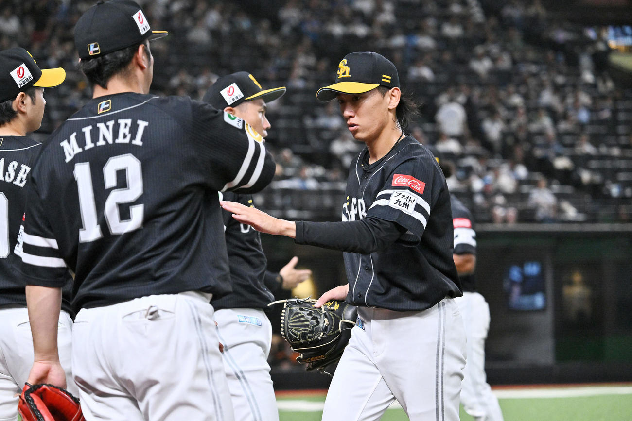 西武対ソフトバンク　5回裏を投げ終えたソフトバンク先発の大津（右）はチームメートとタッチをかわす（撮影・滝沢徹郎）