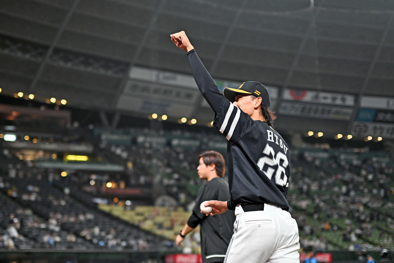 西武対ソフトバンク　試合後、今季初勝利のソフトバンク大津は観客席にガッツポーズして引き揚げる（撮影・滝沢徹郎）