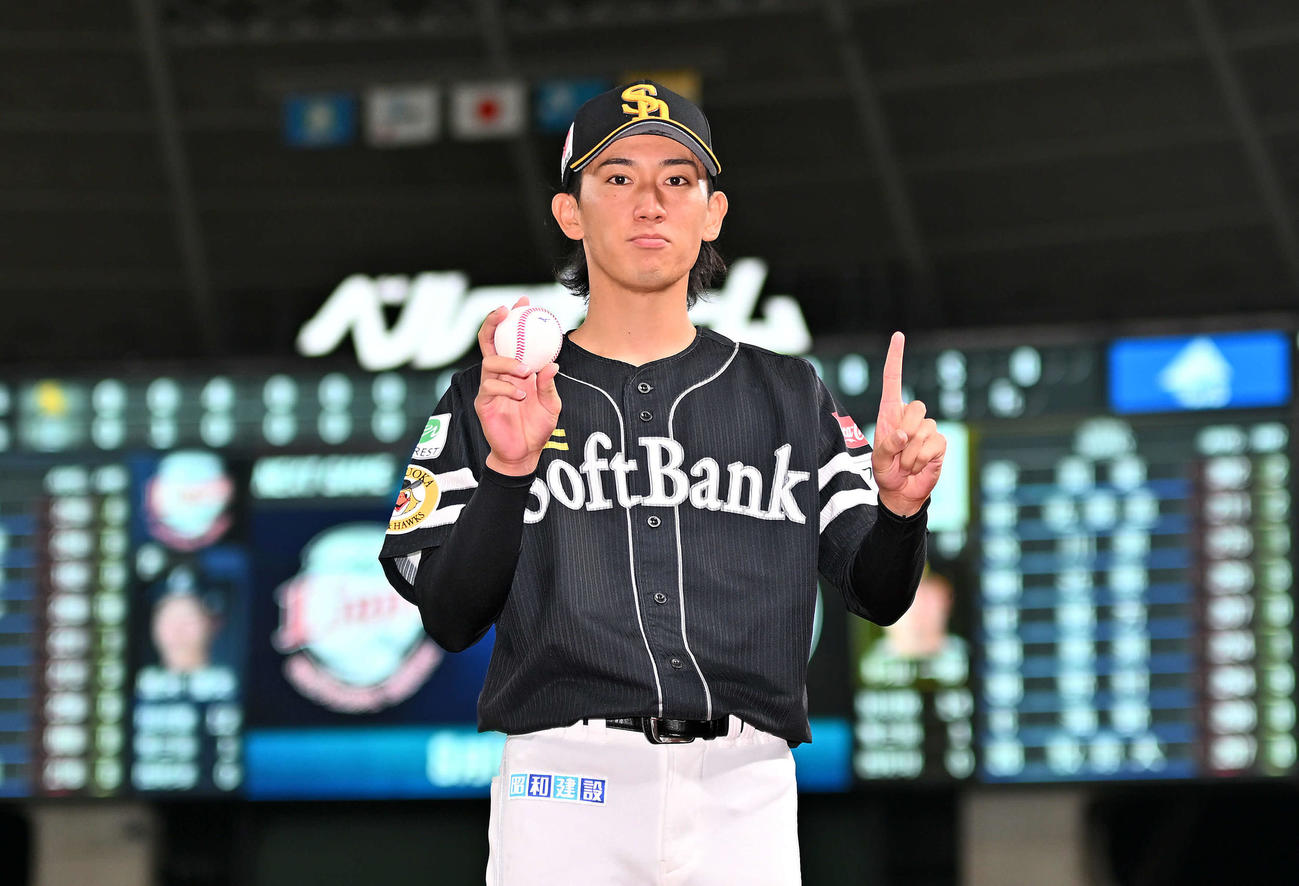 西武対ソフトバンク　試合後、今季初勝利のソフトバンク大津は記念球を手に記念撮影する（撮影・滝沢徹郎）