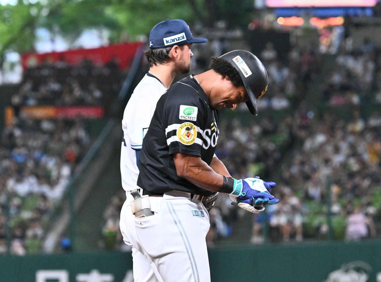 西武対ソフトバンク　3回表ソフトバンク1死二、三塁、ダウンズ（手前）は2点適時三塁打を放ち手をたたいて喜ぶ（撮影・滝沢徹郎）