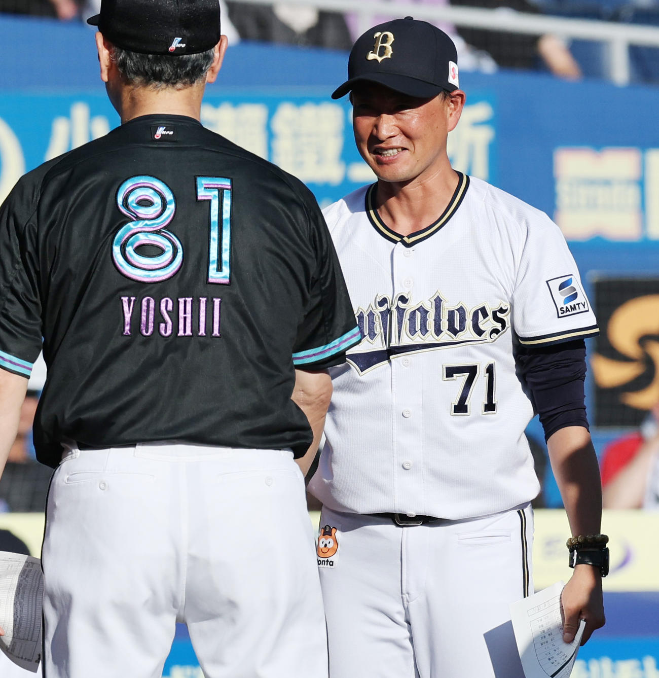 ロッテ対オリックス　メンバー表の最終確認で笑顔のオリックス岸田監督（撮影・野上伸悟）
