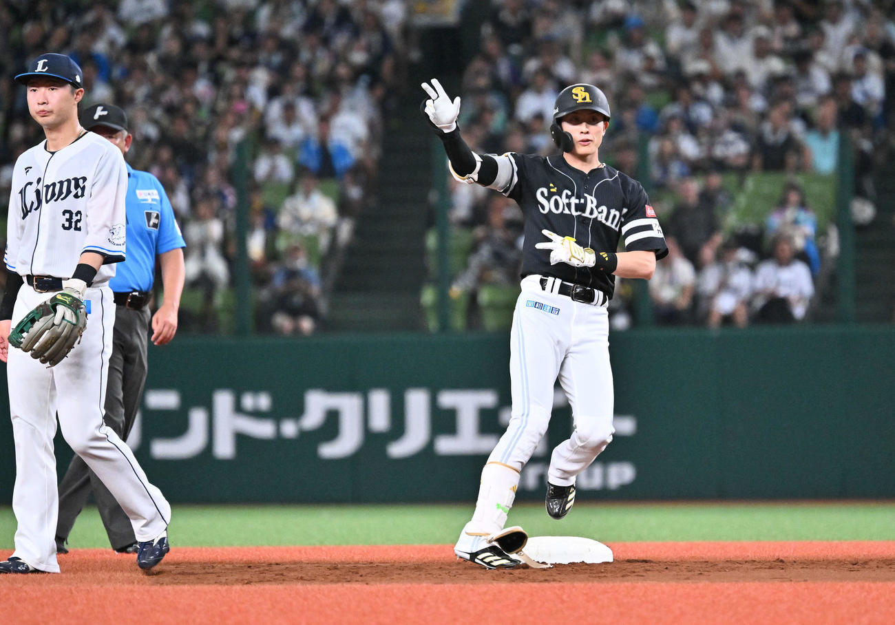 西武対ソフトバンク　3回表ソフトバンク無死一、二塁、周東（右）は左翼に適時二塁打を放ちポーズを決める（撮影・滝沢徹郎）