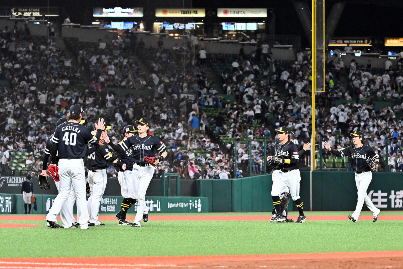 西武対ソフトバンク　西武に3連勝しタッチを交わすソフトバンクの選手たち（撮影・滝沢徹郎）