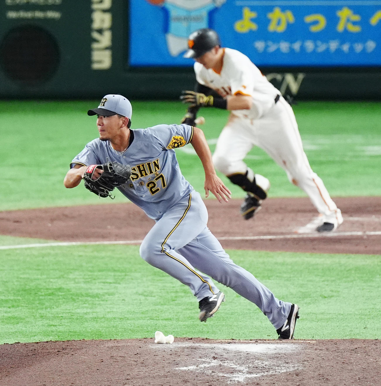 巨人対阪神　5回裏巨人1死、泉口の二ゴロに反応しベースカバーにダッシュする伊藤将（撮影・清水貴仁）