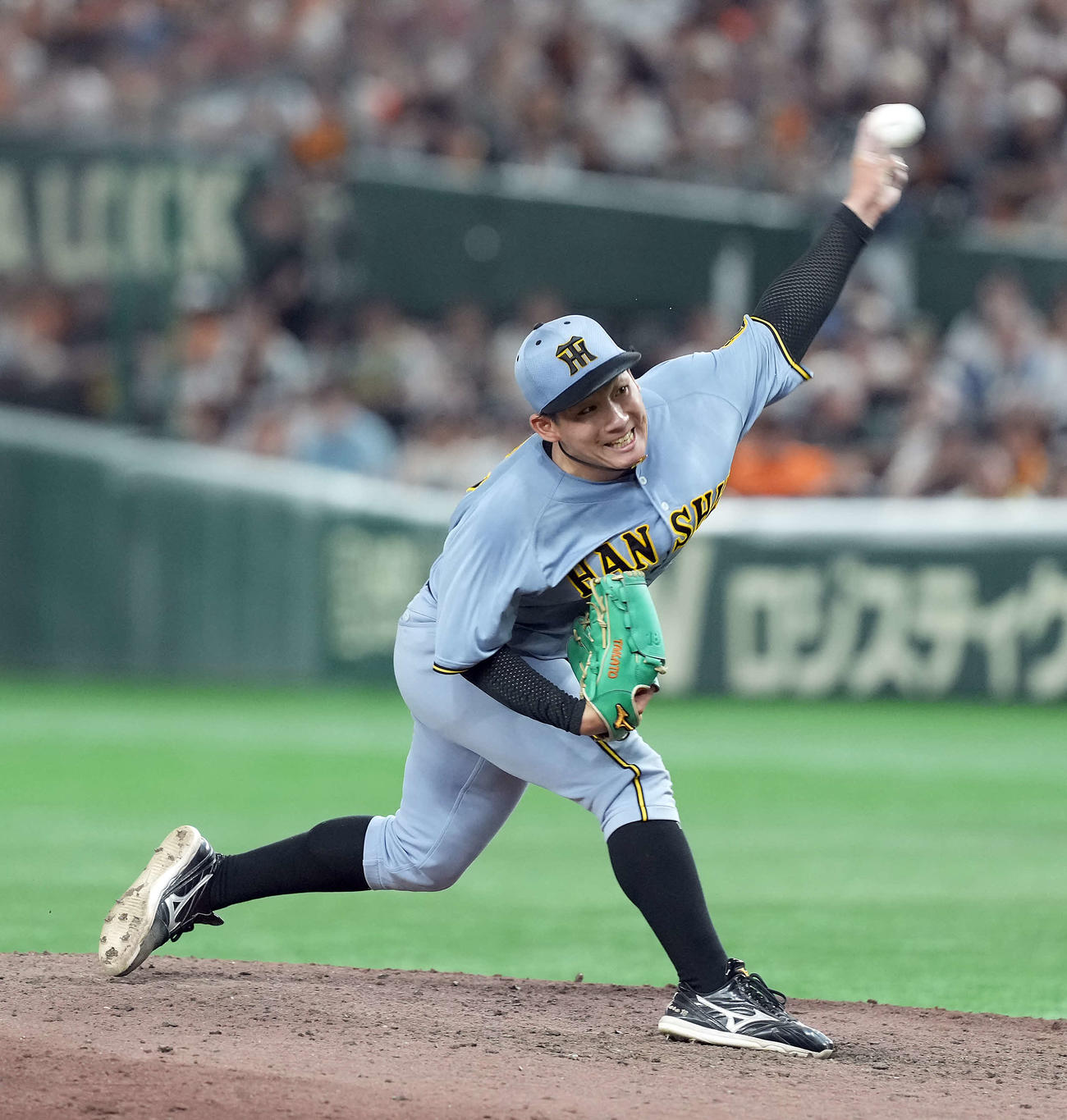 巨人対阪神　8回からマウンドに上がった阪神伊原（撮影・たえ見朱実）