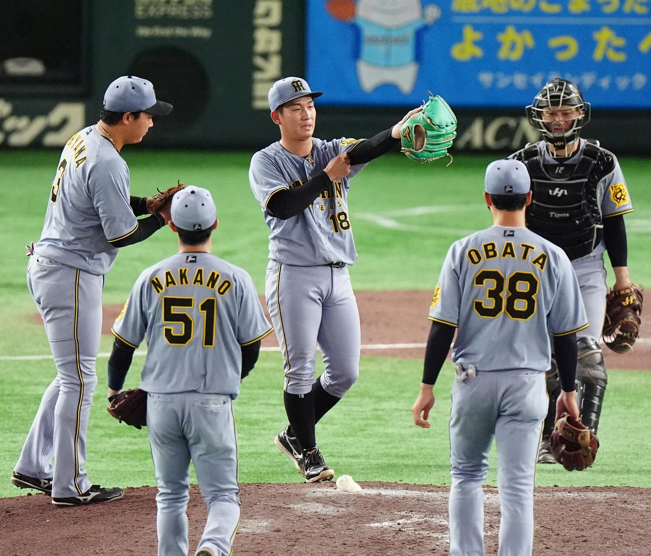 巨人対阪神　9回裏巨人2死一、二塁、佐々木に四球を選ばれ、満塁のピンチを招き厳しい顔の阪神伊原（中央）（撮影・清水貴仁）