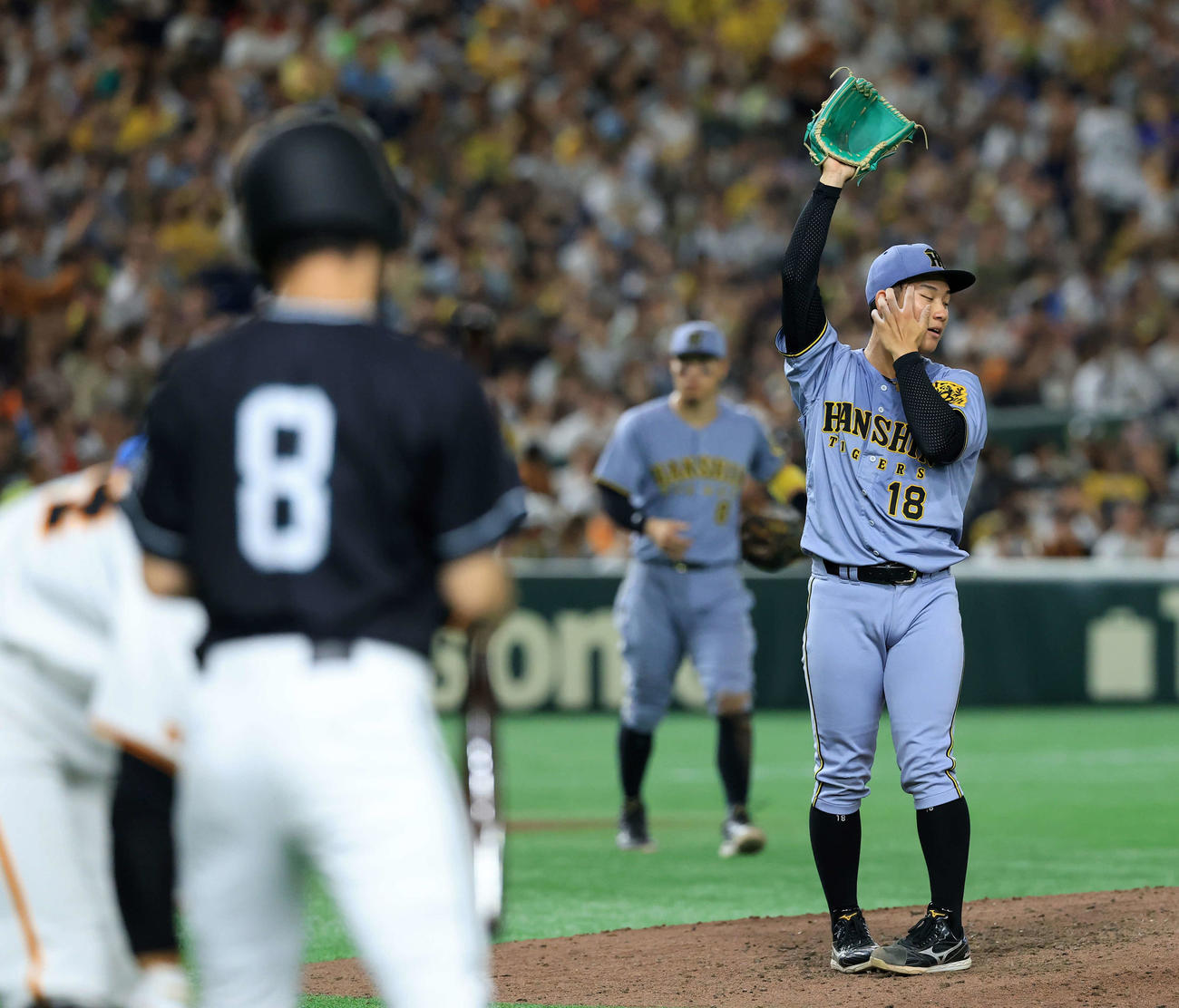 巨人対阪神　9回裏巨人2死一、二塁、佐々木（手前）に四球を与え、悔しそうな伊原（撮影・浅見桂子）