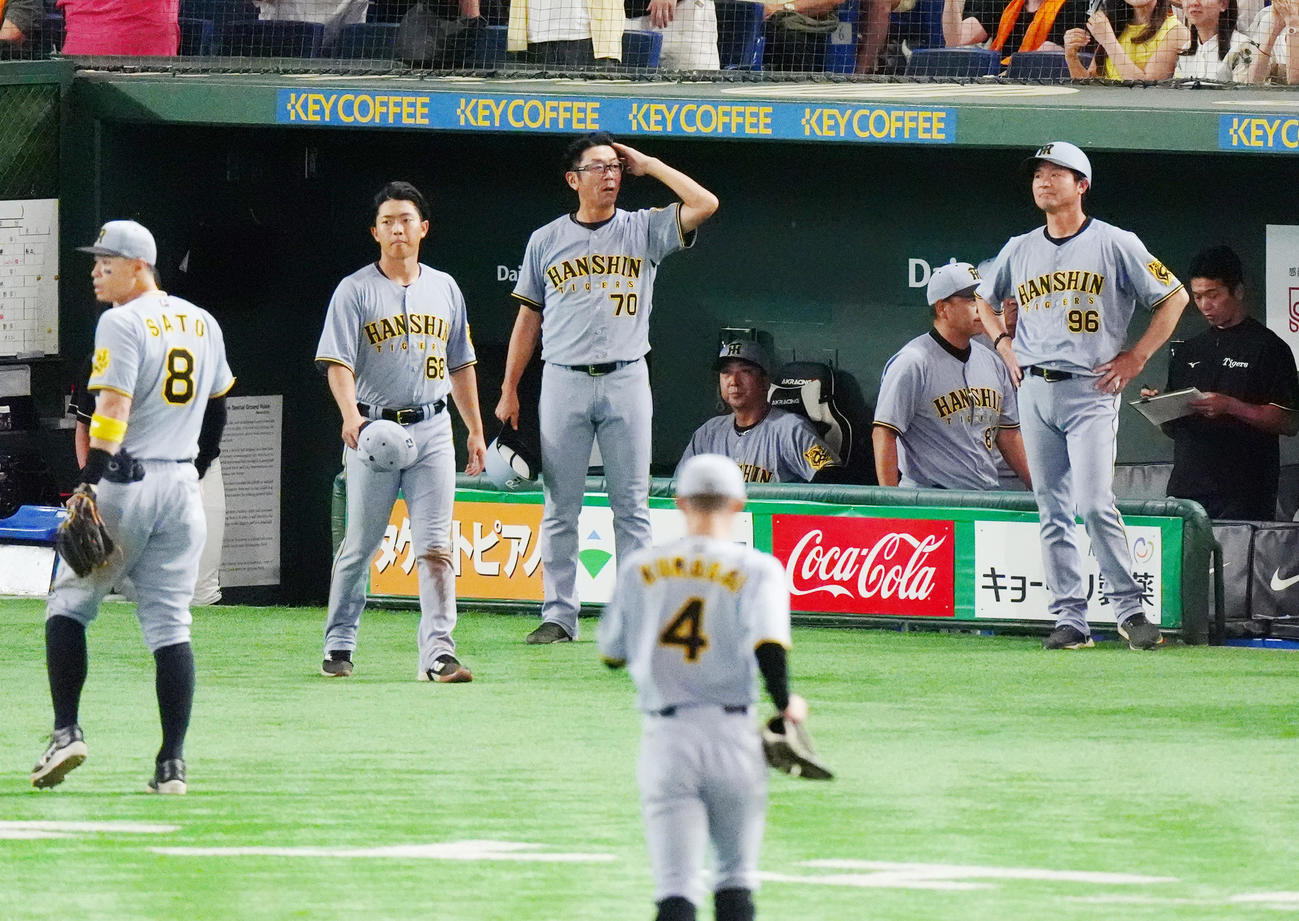 巨人対阪神　9回、サヨナラ負けをベンチから見つめる阪神藤川監督（ベンチ中央）引き揚げる阪神の選手ら（撮影・清水貴仁）