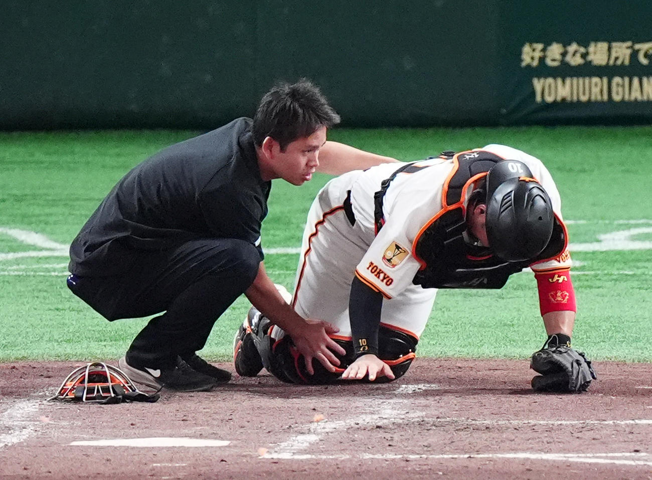巨人対阪神　3回表阪神1死、中川のファウルが捕手甲斐の右膝に直撃、倒れ込む（撮影・清水貴仁）