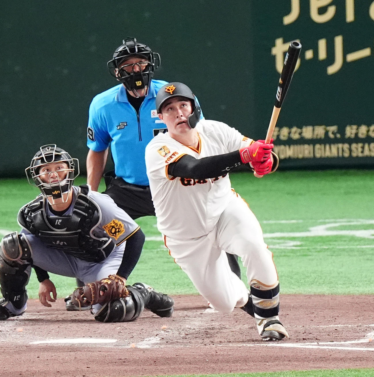 巨人対阪神　7回裏巨人1死一、三塁、左越え3点本塁打を放つリチャード（撮影・清水貴仁）