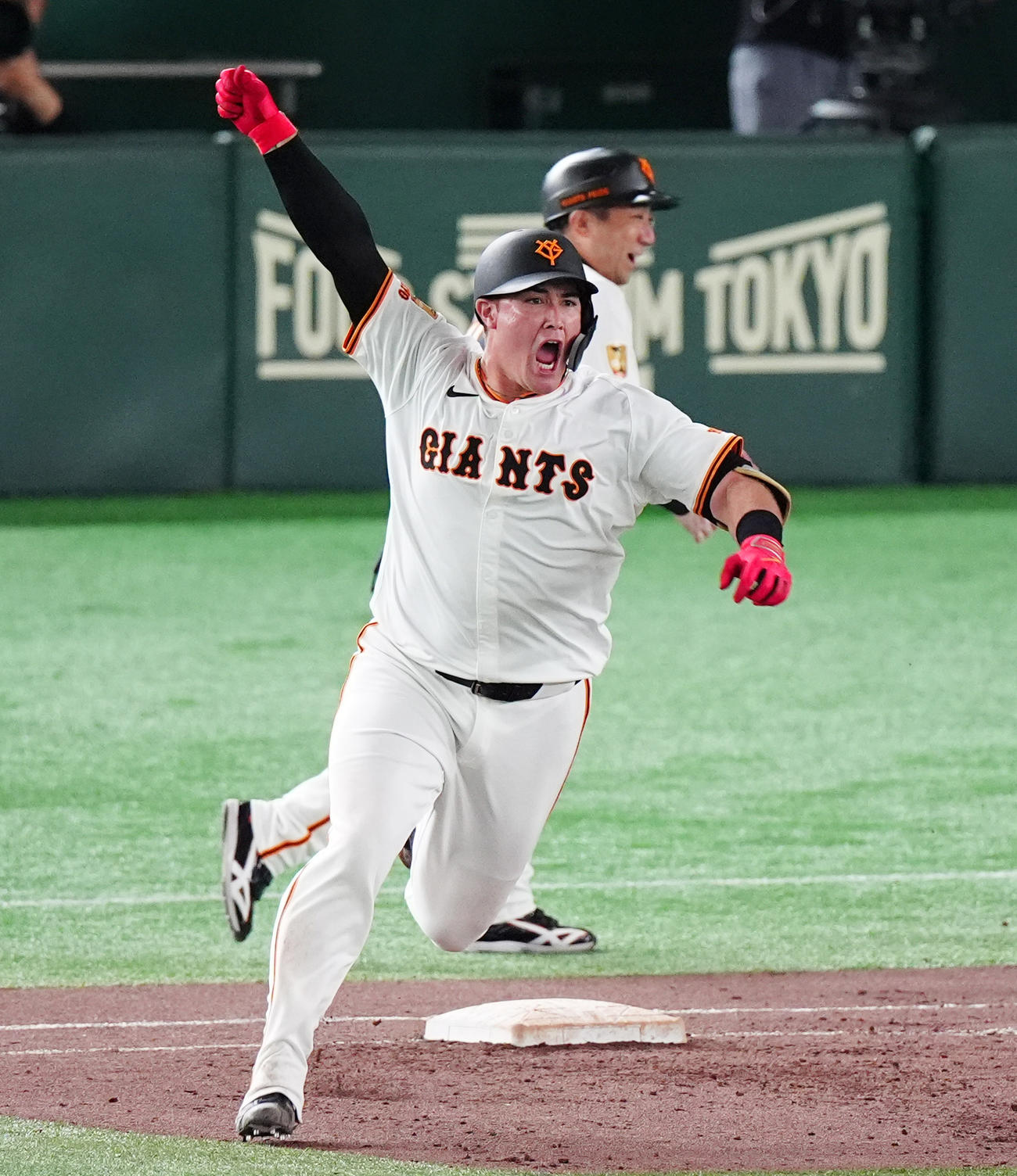 巨人対阪神　7回裏巨人1死一、三塁、左越え3点本塁打を放つリチャード（撮影・清水貴仁）