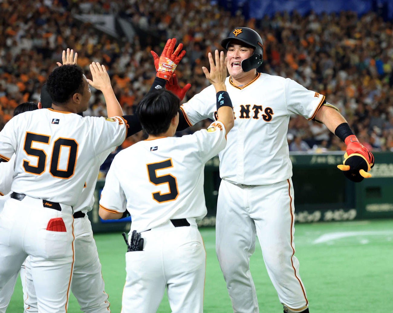 巨人対阪神　7回裏巨人1死一、三塁、リチャード（右）は3点同点本塁打を放ち、雄たけびを上げてナインとハイタッチ（撮影・浅見桂子）