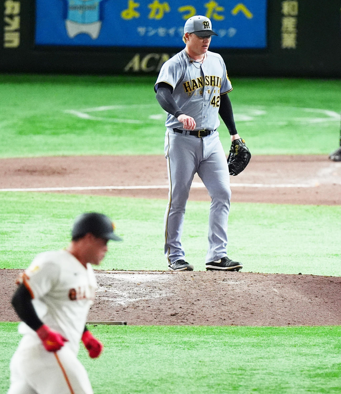 巨人対阪神　7回裏巨人1死一、三塁、リチャードに左越え3点本塁打を浴びがっくりするネルソン（撮影・清水貴仁）