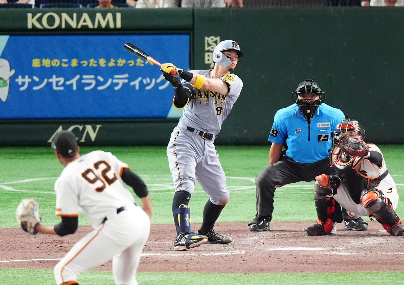 巨人対阪神　9回表阪神1死、空振り三振に倒れる佐藤輝。投手マルティネス（撮影・清水貴仁）