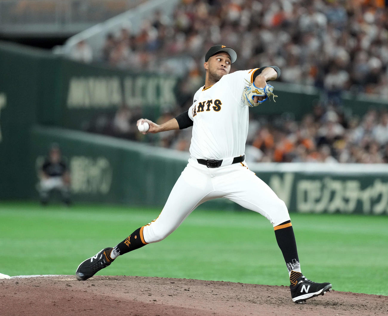 巨人対阪神　9回からマウンドに上がった巨人マルティネス（撮影・たえ見朱実）