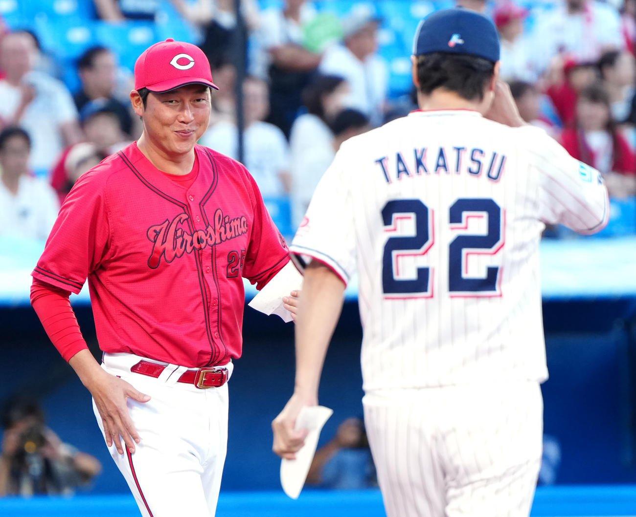 ヤクルト対広島　試合前、メンバー表の最終確認に向かう広島新井監督（左）（撮影・江口和貴）