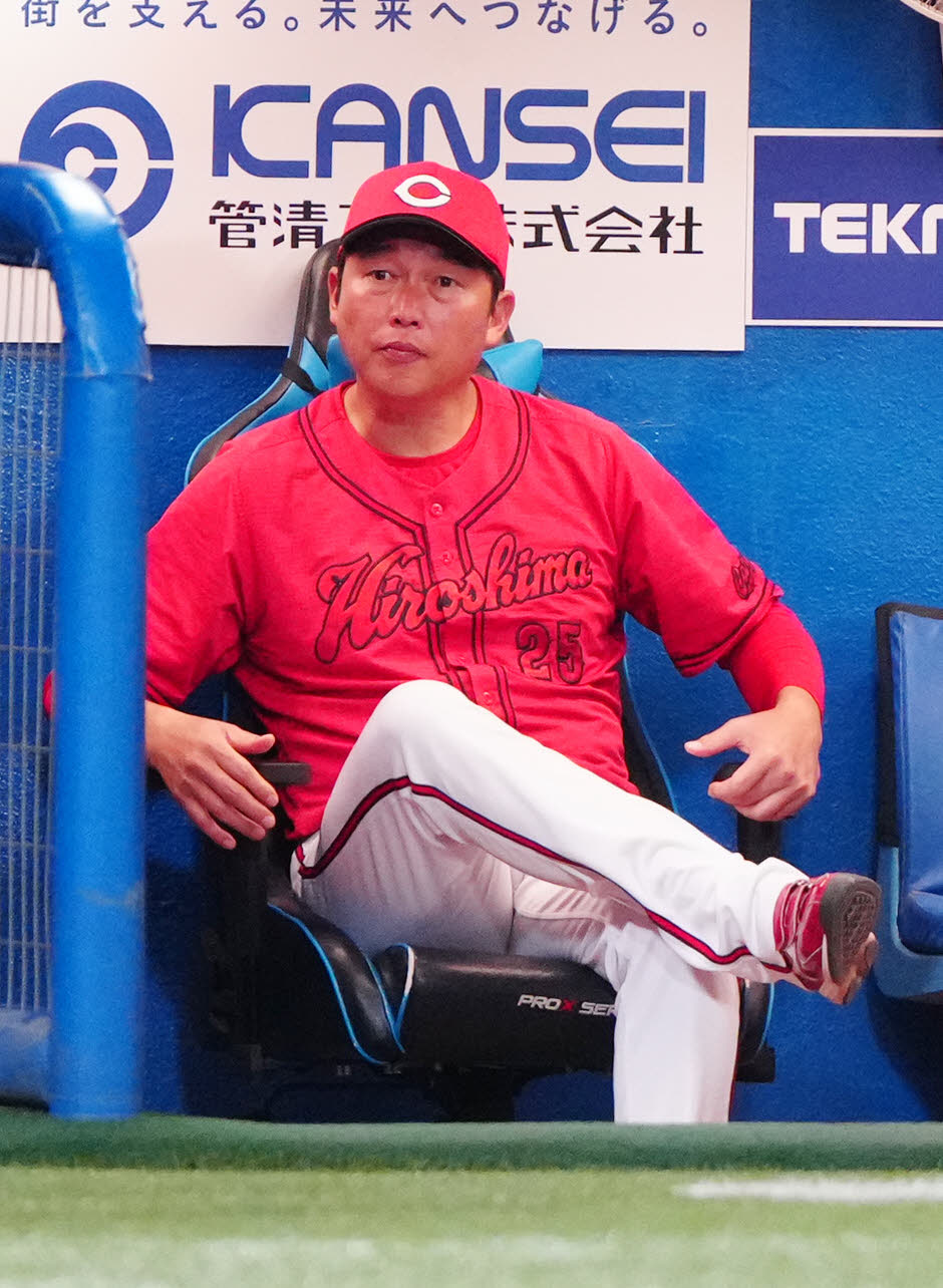 ヤクルト対広島　9回裏ヤクルト2死一、三塁、ハーンが赤羽にサヨナラ3点本塁打を浴び、ベンチで厳しい表情の新井監督（撮影・江口和貴）