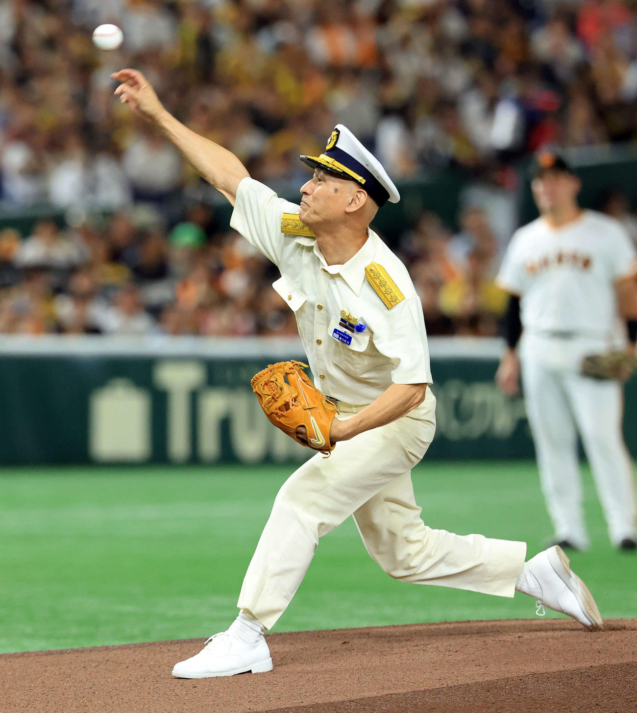 巨人対阪神　始球式で投げる海上保安庁の瀬口良夫長官（撮影・浅見桂子）