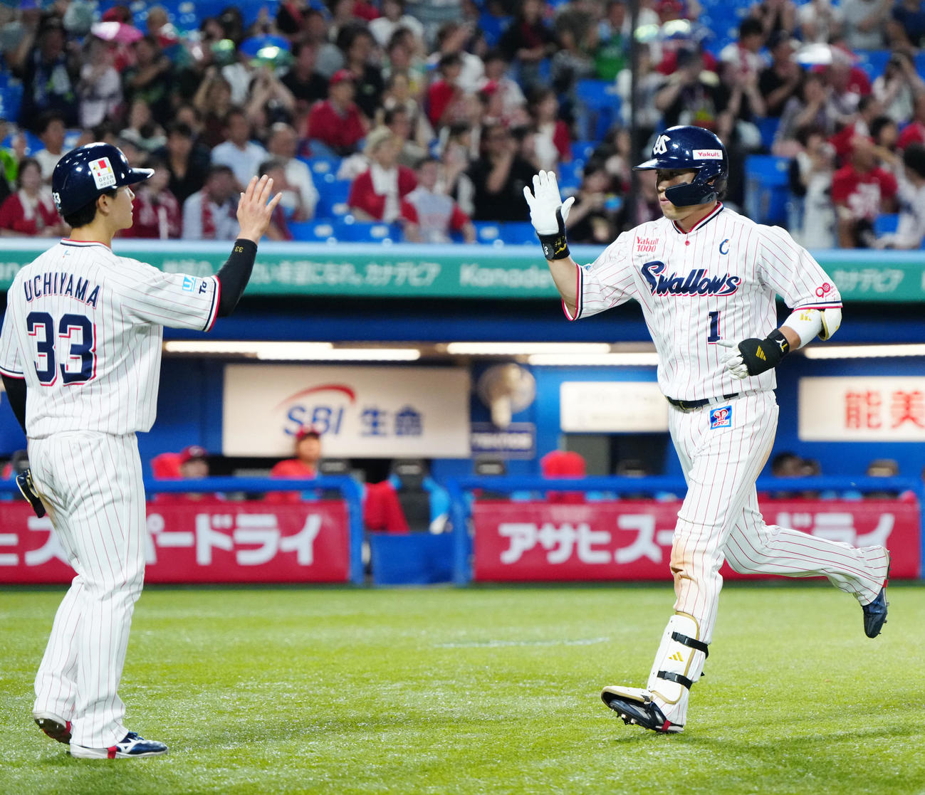 ヤクルト対広島　6回裏ヤクルト1死三塁、2点本塁打を放ち生還した山田（右）。左は内山（撮影・江口和貴）